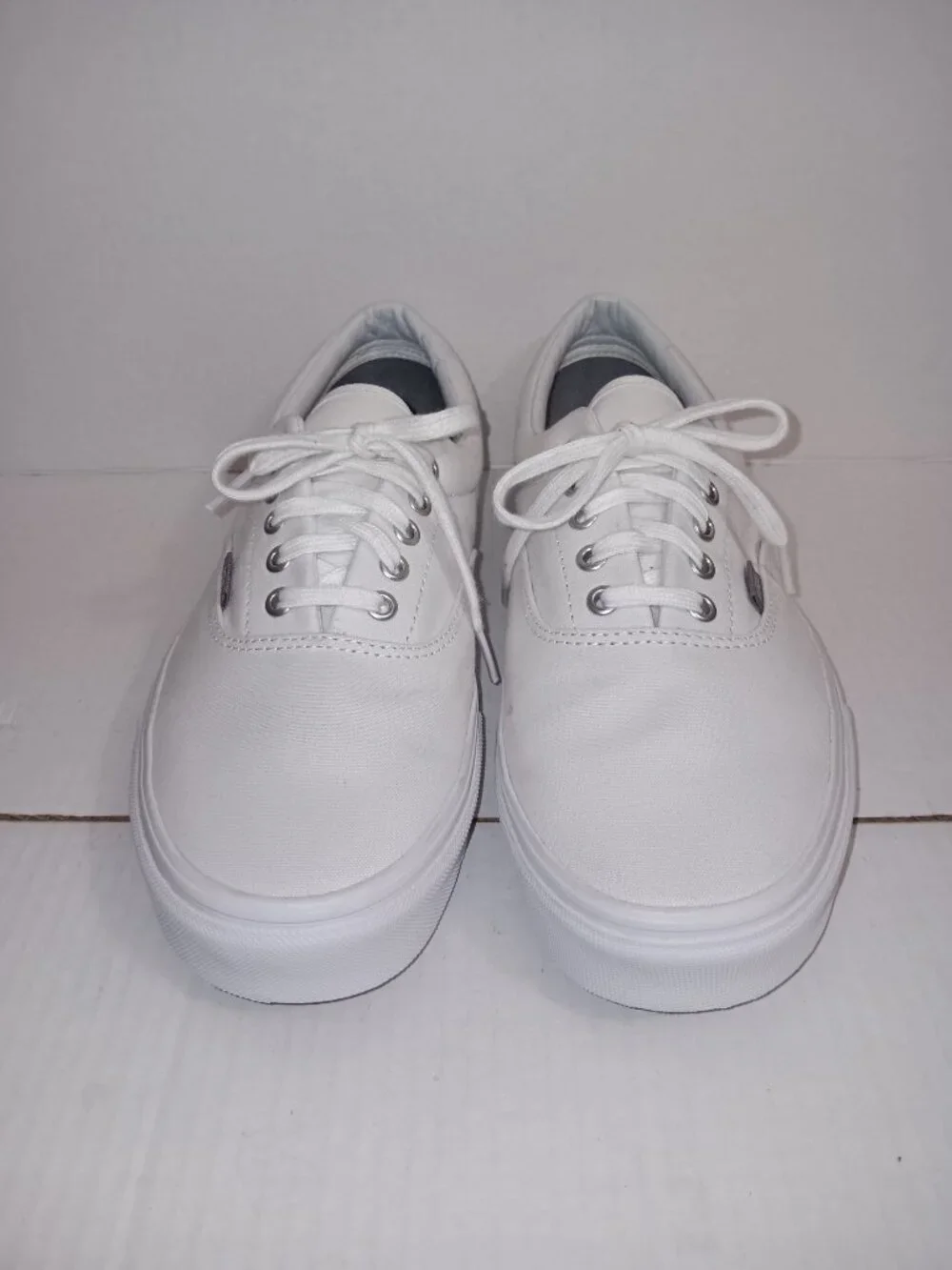 VANS MEN'S CLASSIC WHITE CANVAS SNEAKERS